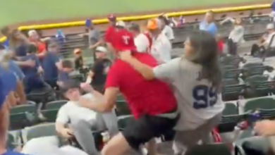 لقطات صادمة من المدرجات الأمريكية توثق معركة جماهيرية عنيفة خلال مباراة "يانكيز" و"رينجرز"(فيديوهات)