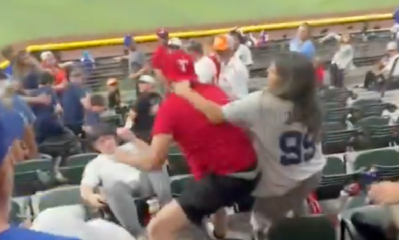 لقطات صادمة من المدرجات الأمريكية توثق معركة جماهيرية عنيفة خلال مباراة "يانكيز" و"رينجرز"(فيديوهات)