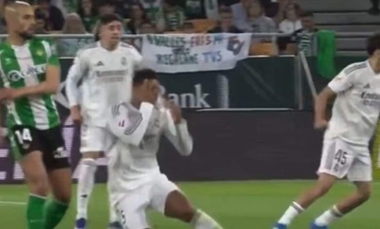 لقطة محرجة لبيلينغهام... تمثيل مثير للجدل يشعل غضب الجماهير في سقوط ريال مدريد (فيديو)