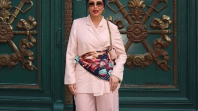 للمحجبات: لا تشتري حزاماً جديداً! هذا الأكسسوار المنسي في خزانتك سيغير إطلالاتكِ الربيعية