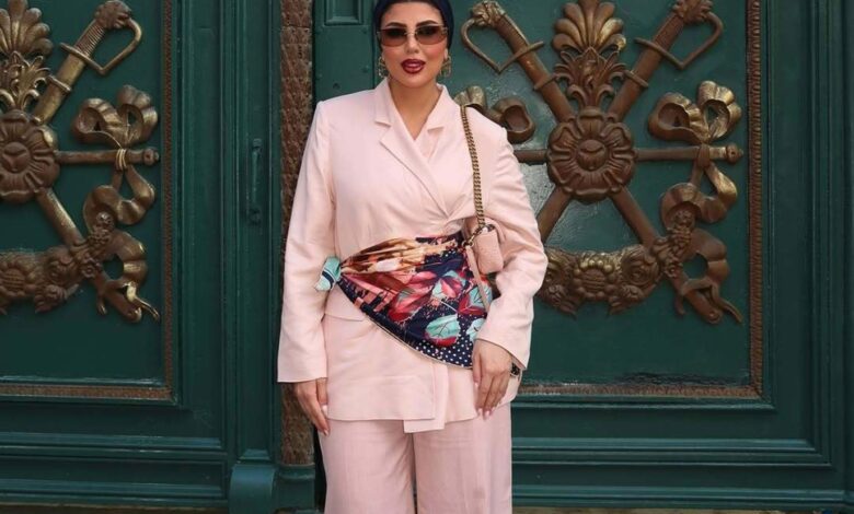 للمحجبات: لا تشتري حزاماً جديداً! هذا الأكسسوار المنسي في خزانتك سيغير إطلالاتكِ الربيعية