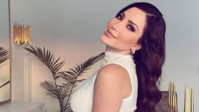 لوك أنيق ولافت.. نسرين طافش بفستان أبيض منقط يشعل الأضواء