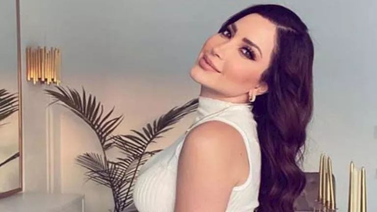 لوك أنيق ولافت.. نسرين طافش بفستان أبيض منقط يشعل الأضواء