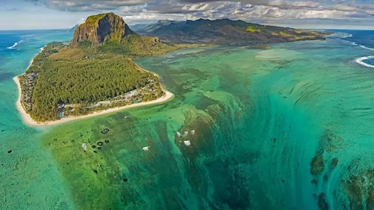 "ليس على الأرض".. قصة أكبر شلال في العالم