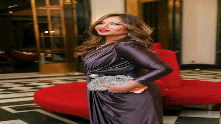 ليلى علوي تتألق بإطلالة سوداء راقية في مهرجان أسوان الدولي