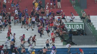 مباراة تتحوّل إلى ساحة حرب... إصابات واعتقالات بالجملة في باراغواي وهذه التفاصيل