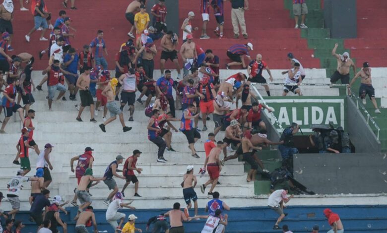 مباراة تتحوّل إلى ساحة حرب... إصابات واعتقالات بالجملة في باراغواي وهذه التفاصيل