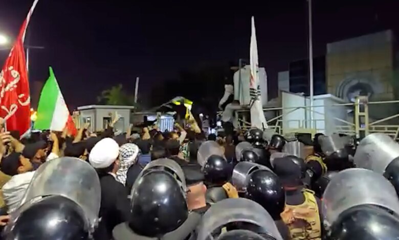 متظاهرون في العراق يقتحمون القنصلية الكويتية بعد هجوم صاروخي دام | الاحتجاجات