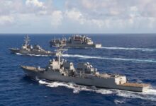 مدمرة تابعة للبحرية الأمريكية تطلق النار على سفينة شحن كانت تحاول الإبحار إلى ميناء إيراني