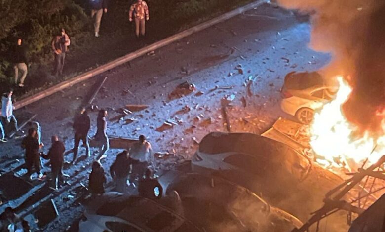 مراسل المنار : غارة اسرائيلية معادية من طائرة مسيّرة على سيارة بالقرب من مقهى في مدينة صيدا-الكورنيش البحري