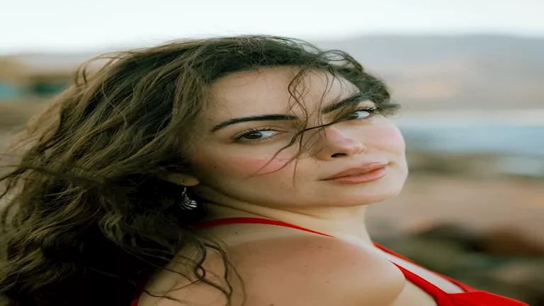 وئام مجدي تتألق بالأحمر الناري بإطلالة جريئة تخطف الأنظار