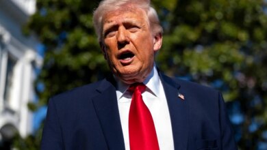 وقال ترامب إن الولايات المتحدة ستغلق مضيق هرمز وستعترض السفن التي تدفع رسوما لإيران