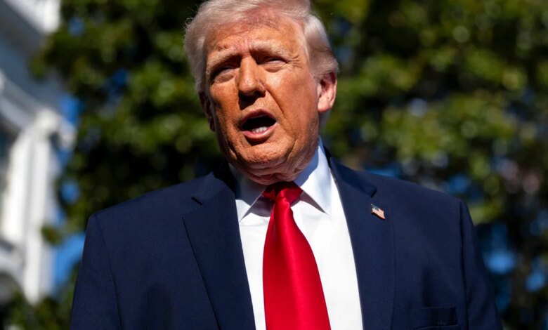 وقال ترامب إن الولايات المتحدة ستغلق مضيق هرمز وستعترض السفن التي تدفع رسوما لإيران