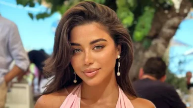 يارا السكري بإطلالة أنيقة بالأسود.. الجاكيت القصير يبرز أناقتها