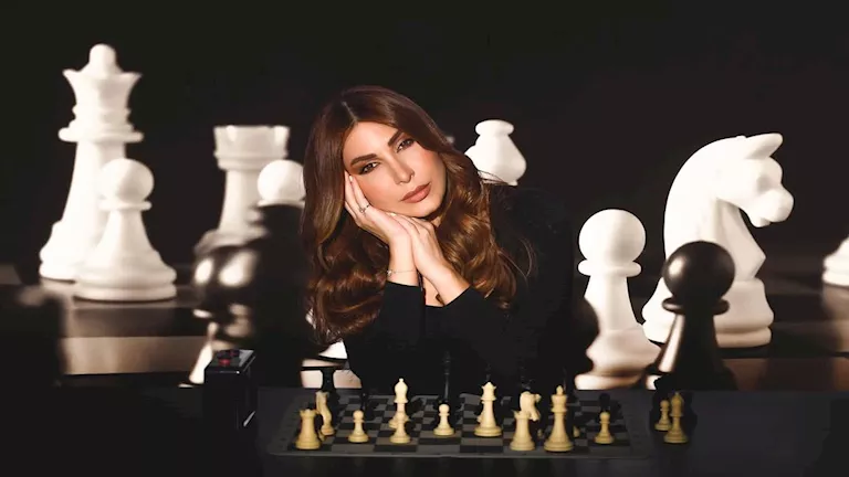 يارا تتألق بفستان أسود منفوش وتطريزات أنيقة لإطلالة جريئة