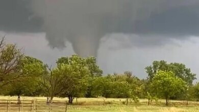 يزأر الإعصار عبر إنيد، أوكلاهوما، ويدمر المنازل، ويجبر قاعدة القوات الجوية على الإغلاق