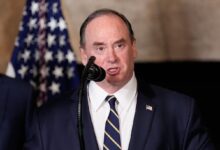 يقول البنتاغون إن جون فيلان سيخرج من منصب وزير البحرية