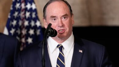 يقول البنتاغون إن جون فيلان سيخرج من منصب وزير البحرية