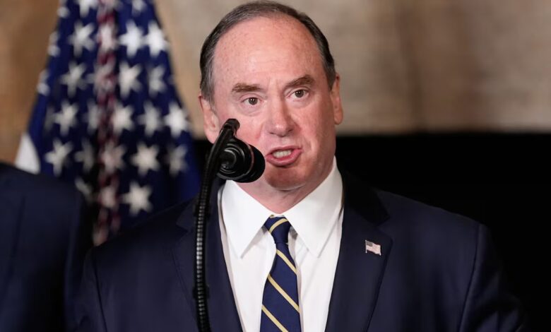 يقول البنتاغون إن جون فيلان سيخرج من منصب وزير البحرية