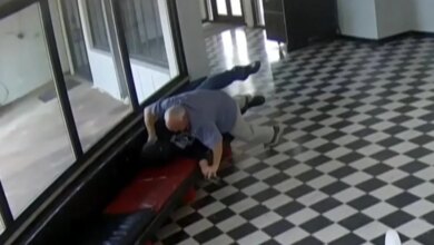 يُظهر مقطع فيديو للمراقبة تم إصداره حديثًا مدير مدرسة ثانوية في أوكلاهوما وهو يتعامل مع مسلح