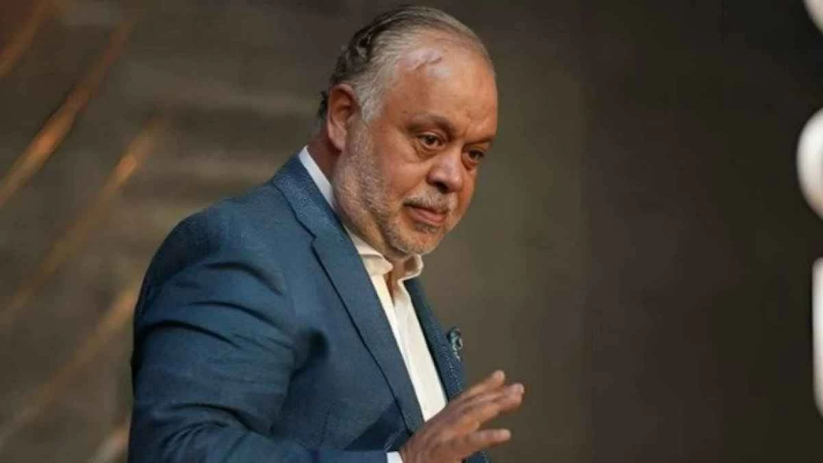 مذيع يثير الجدل في عزاءات الفنانين   وأشرف زكي يتدخّل للتحقيق