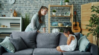 4 ممارسات موروثة خاطئة يقوم بها الأهل وتؤدي إلى فقدان الطفل لثقته بنفسه