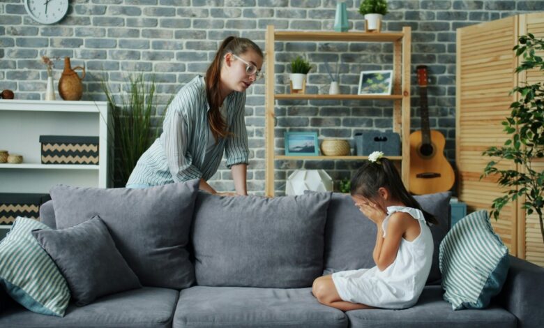 4 ممارسات موروثة خاطئة يقوم بها الأهل وتؤدي إلى فقدان الطفل لثقته بنفسه