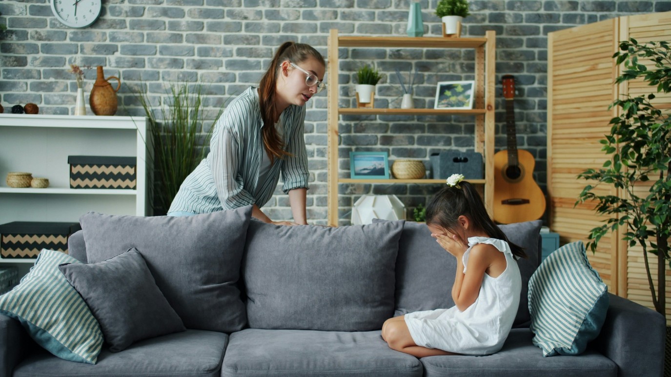 عاجل | 4 ممارسات موروثة خاطئة يقوم بها الأهل وتؤدي إلى فقدان الطفل لثقته بنفسه - صورة مميزة صورة مميزة: عاجل | 4 ممارسات موروثة خاطئة يقوم بها الأهل وتؤدي إلى فقدان الطفل لثقته بنفسه