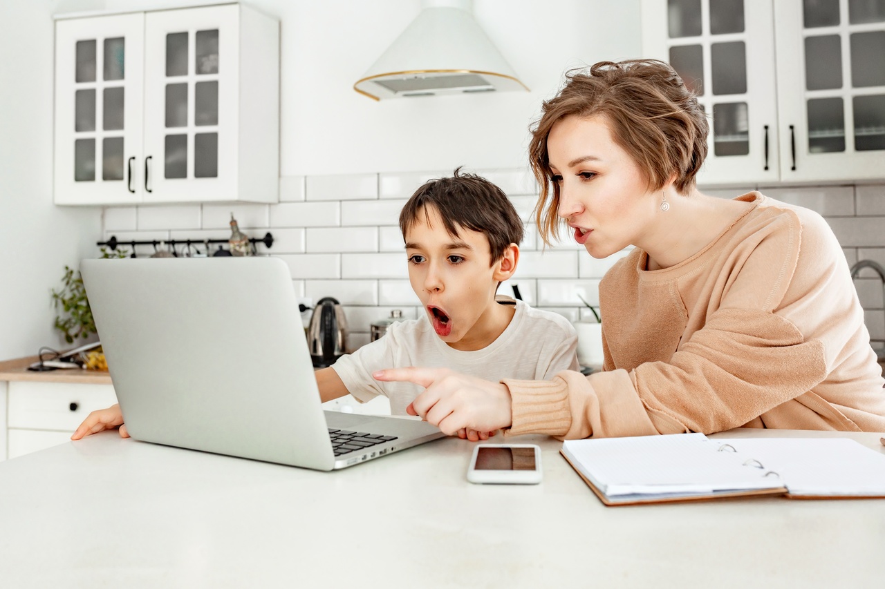 لماذا يتوتر المراهقون؟ 9 أسباب خفية وطرق ذكية للحل