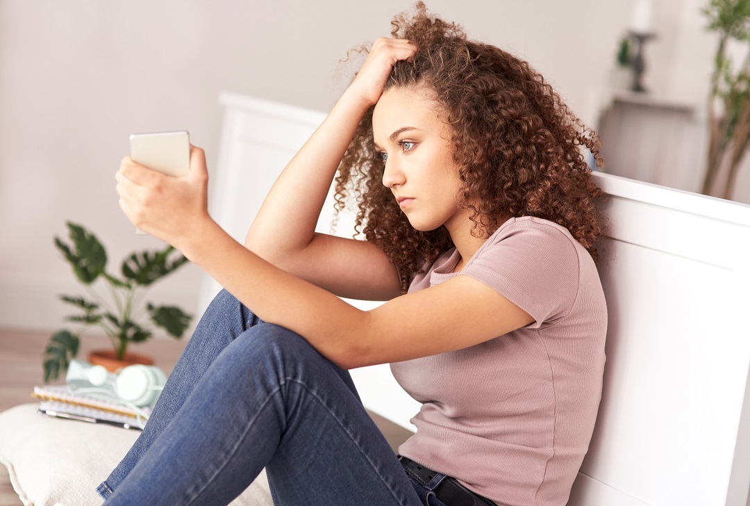 لماذا يتوتر المراهقون؟ 9 أسباب خفية وطرق ذكية للحل