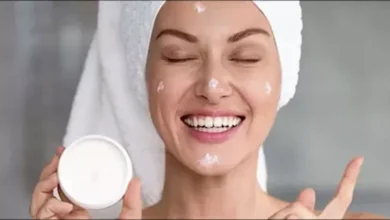 7 أخطاء شائعة في العناية بالبشرة تدمر نضارتها دون أن تشعري
