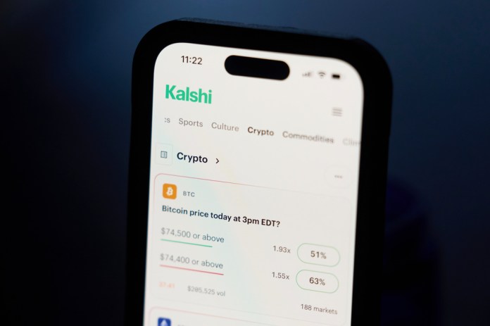 أعلن جيمس كومر عن التحقيق مع كالشي بشأن التداول من