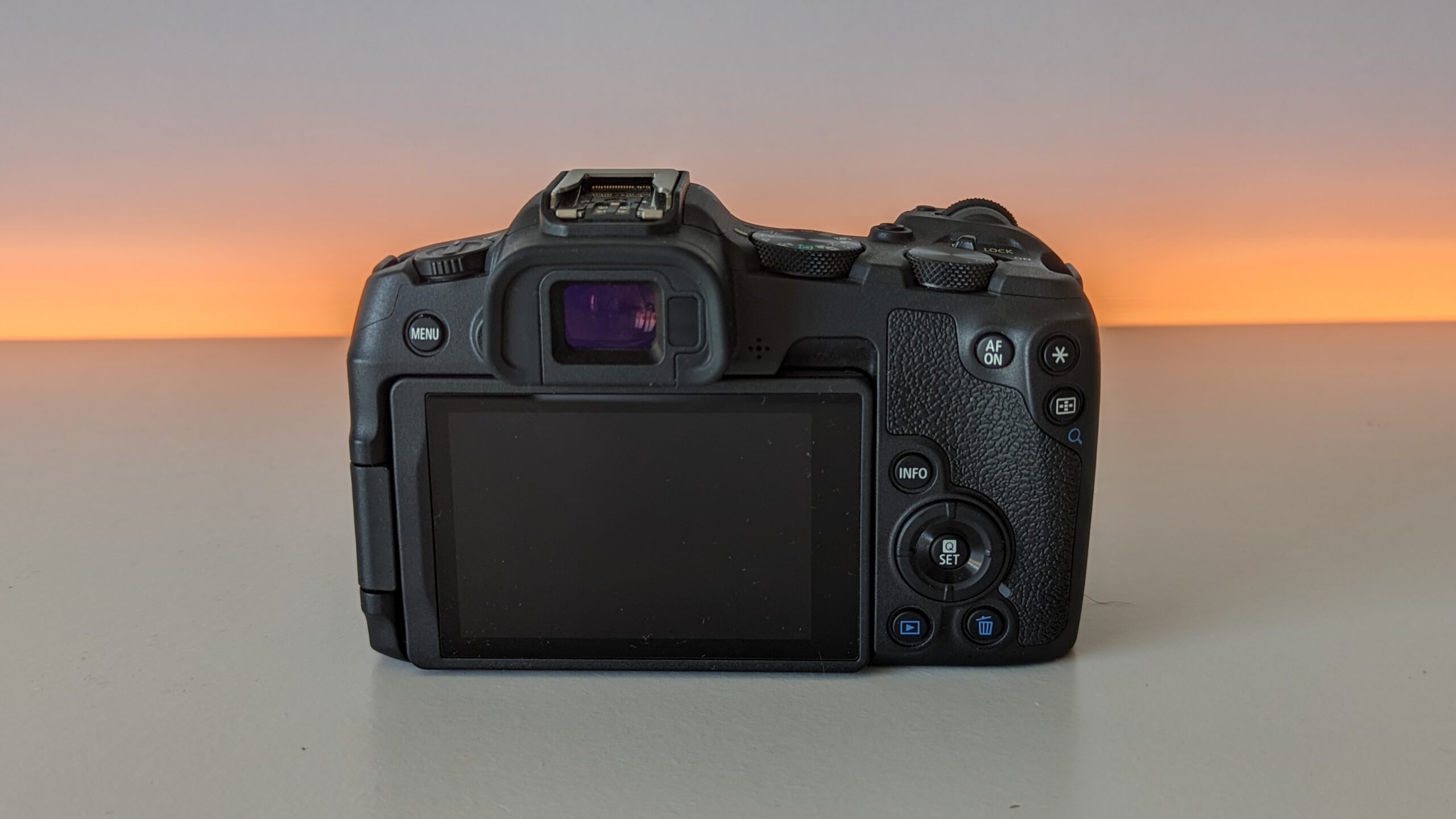 الفرصة الأخيرة لا تزال كاميرا Canon EOS R8 هي الأرخص