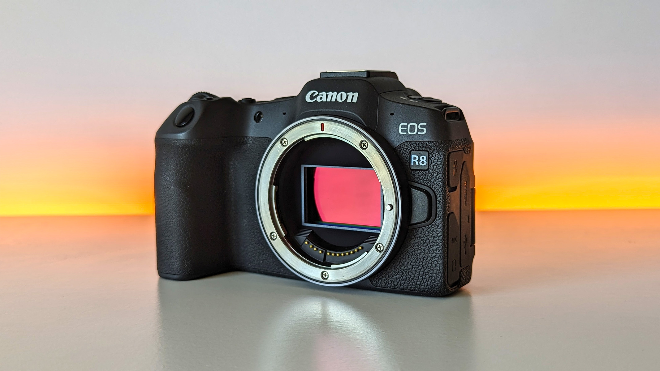 الفرصة الأخيرة لا تزال كاميرا Canon EOS R8 هي الأرخص