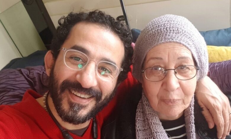 أحمد حلمي يكتفي بعزاء والدته في المقابر.. انهيار شقيقته ومنى زكي تسانده في اللحظات الأصعب