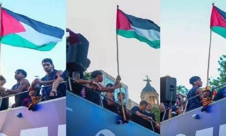 إشادة واسعة بقيام لامين يامال برفع العلم الفلسطيني.. غضب في إسرائيل وانتقادات لمحمد صلاح