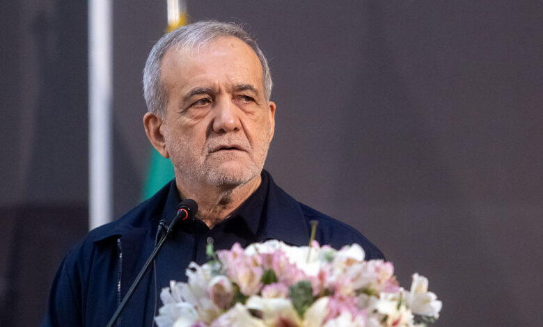 الرئيس الإيراني يأمر بتطوير ممرات تجارية بديلة لمواجهة القيود على المنافذ الجنوبية