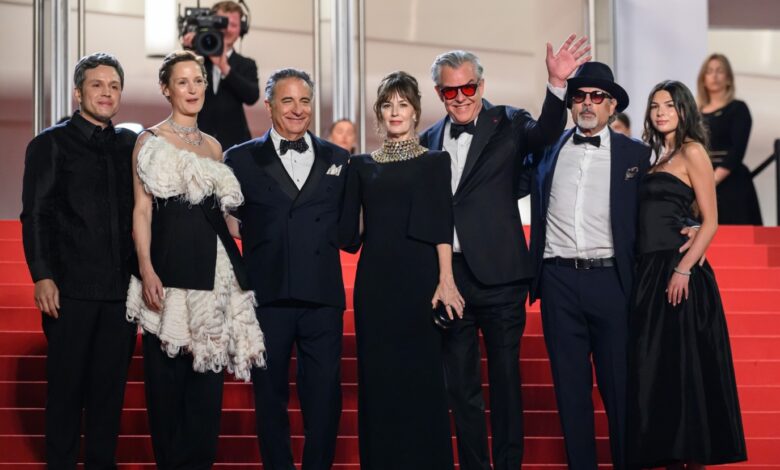 اليوم الثامن من مهرجان كان السينمائي 2026: دموع نيكولاس ويندينغ ريفن وبريق النجمات في ليلة استثنائية