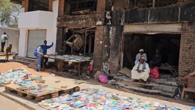 تحديا لآثار الحرب: بائعو الكتب في الخرطوم يحولون الأرصفة إلى منارات ثقافية | ثقافة