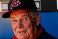 توفي بوبي كوكس، مدير فريق Braves منذ فترة طويلة والفائز ببطولة العالم، عن عمر يناهز 84 عامًا