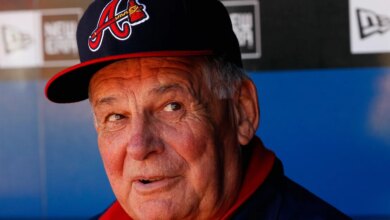 توفي بوبي كوكس، مدير فريق Braves منذ فترة طويلة والفائز ببطولة العالم، عن عمر يناهز 84 عامًا