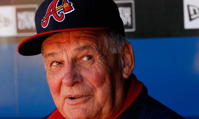 توفي بوبي كوكس، مدير فريق Braves منذ فترة طويلة والفائز ببطولة العالم، عن عمر يناهز 84 عامًا