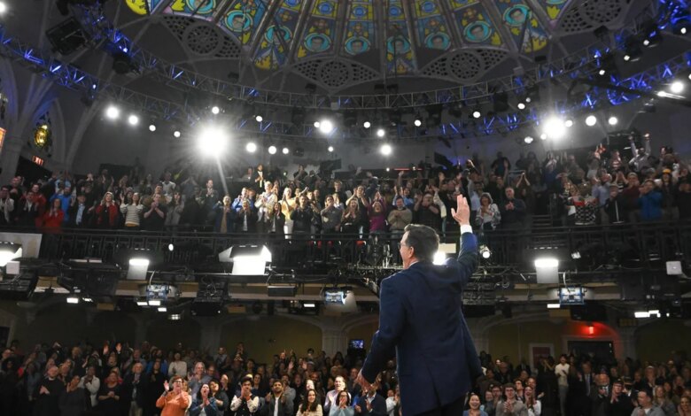 ستيفن كولبير يوقع على "The Late Show" للمرة الأخيرة: "كنا محظوظين بما فيه الكفاية لوجودنا هنا طوال الـ 11 عامًا الماضية"