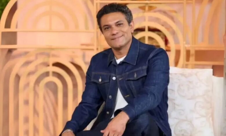 شاهدوا.. لحظة عفوية لآسر ياسين وزوجته يشاركان عروسين فرحتهما في الشارع