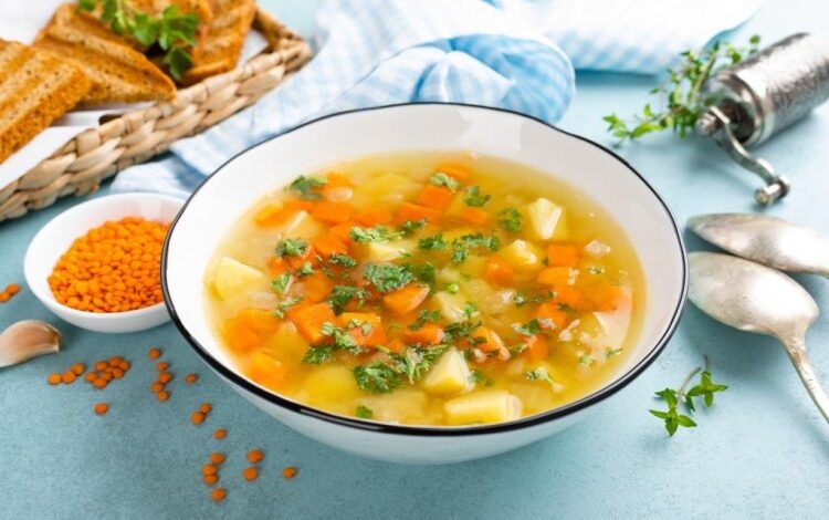شوربة العدس بالخضار الخفيفة