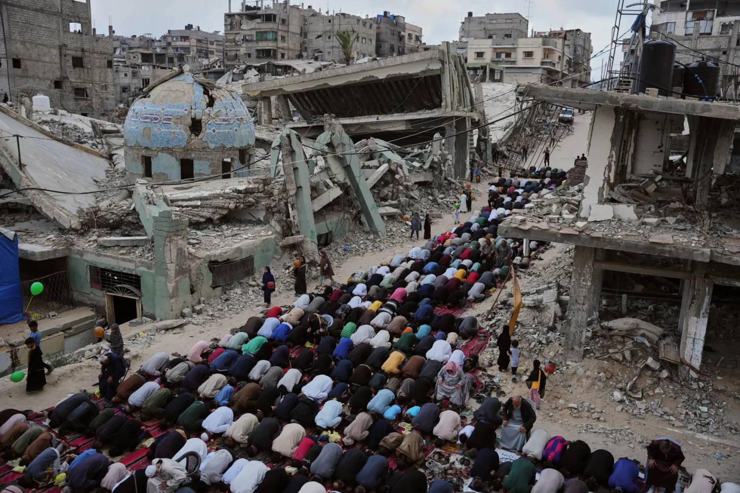 عاجل | موائد بلا لحم وأطفال دون ملابس جديدة… مظاهر الاحتفال بالعيد تغيب في غزة - صورة مميزة صورة مميزة: عاجل | موائد بلا لحم وأطفال دون ملابس جديدة… مظاهر الاحتفال بالعيد تغيب في غزة