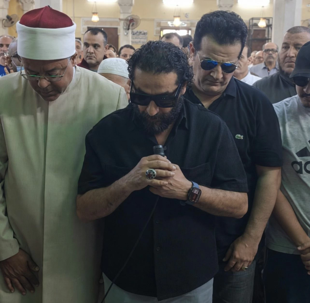 عاجل | الوداع الأخير.. أبرز مشاهد جنازة والدة أحمد حلمي – أخبار السعودية