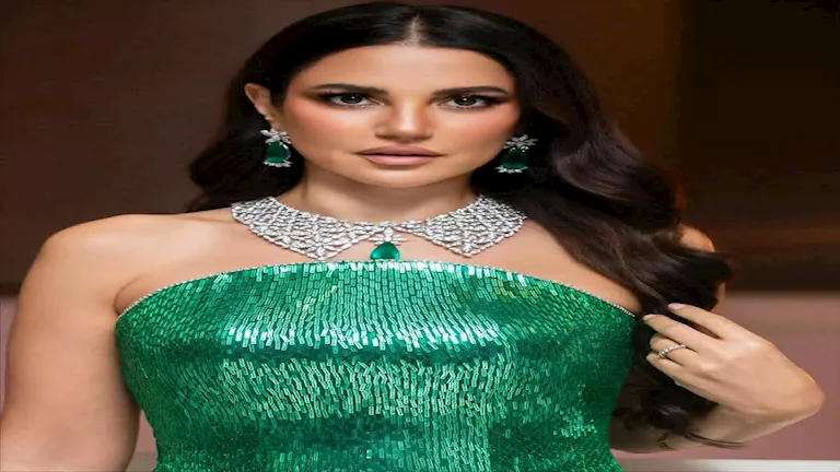عاجل | مكياج ناعم ومجوهرات فاخرة.. درة تتألق بإطلالة ساحرة