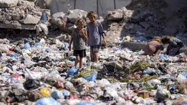 عاجل | كارثة بيئية في غزة: مليون طن من النفايات تحاصر النازحين والأمراض الجلدية تفتك بالأطفال