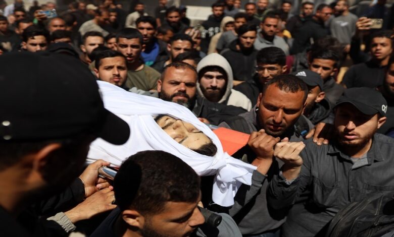 عباس ودحلان يعزيان رئيس حماس في غزة خليل الحية باستشهاد نجله الرابع في غارة إسرائيلية